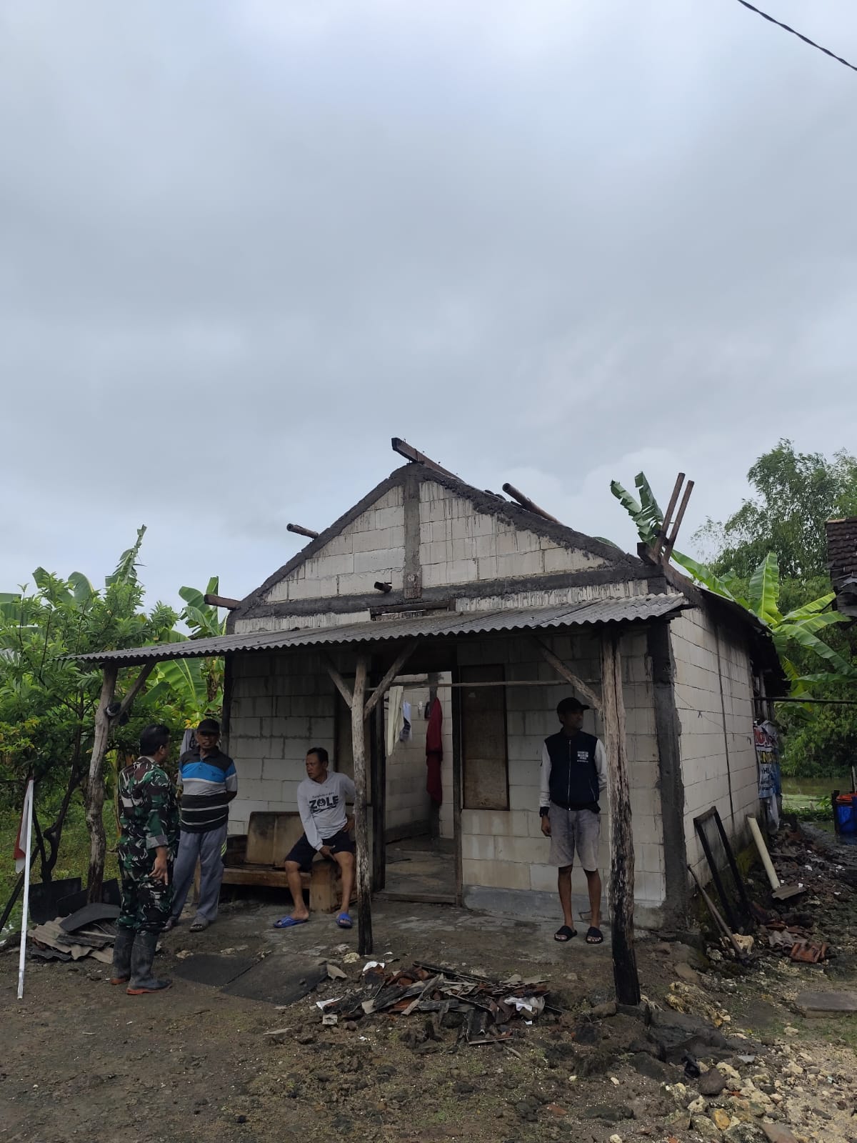 RUSAK: Kondisi atap rumah warga yang terkena dampak angin puting beliung.