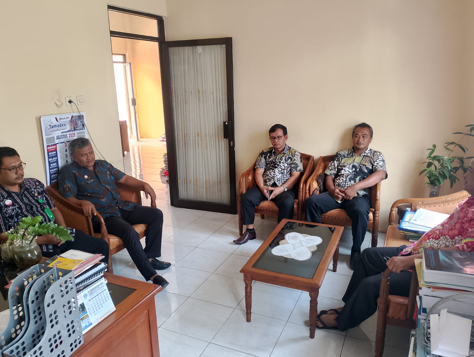 KONFIRMASI &ndash; Kepala Dispermasdes Grobogan Achmad Haryono (kanan) meminta keterangan dari Perangkat Desa Lopo Aris Wibowo  saat dikonfirmasi masalah viral perangkat Desa gaji dua juta punya mobil