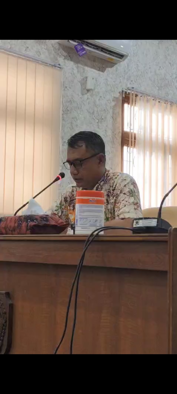 DUDUK: Camat Margorejo Arief Fadilah memberikan keterangannya ketika rapat pansus Ruang Banggar DPRD Pati pada Selasa (19/8).