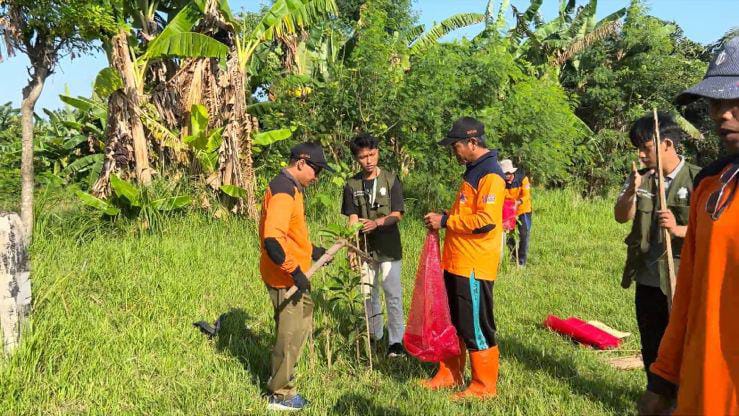 Tim KKN 119 UIN Sunan Kudus menanam pohon di Desa Kalirejo, Kecamatan Undaan, Kabupaten Kudus