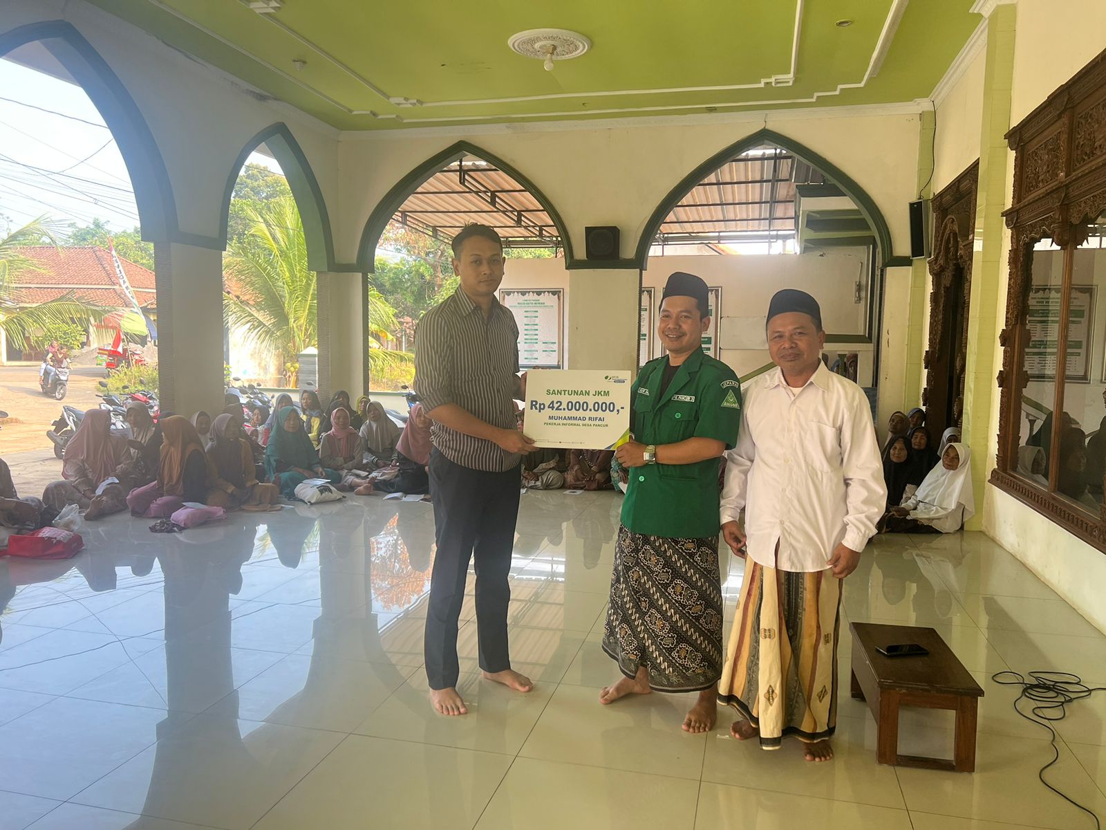 TEPAT SASARAN: Penyerahan sombolis klaim jaminan kematian (JKM) kepada pekerja bukan penerima upah di Masjid Desa Pancur pada Jumat (8/8) lalu.