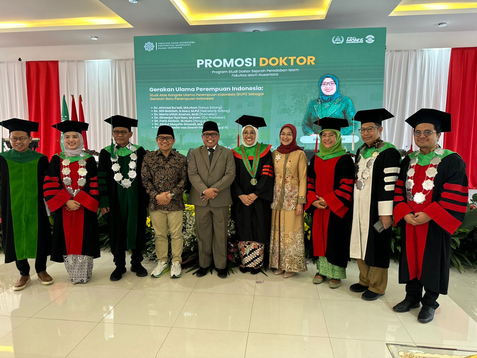 Hindun Anisah bersama suaminya, Gus Nung atau Nuruddin Amin dalam promosi gelar doktor di Fakultas Islam Nusantara Universitas Nahdlatul Ulama Indonesia