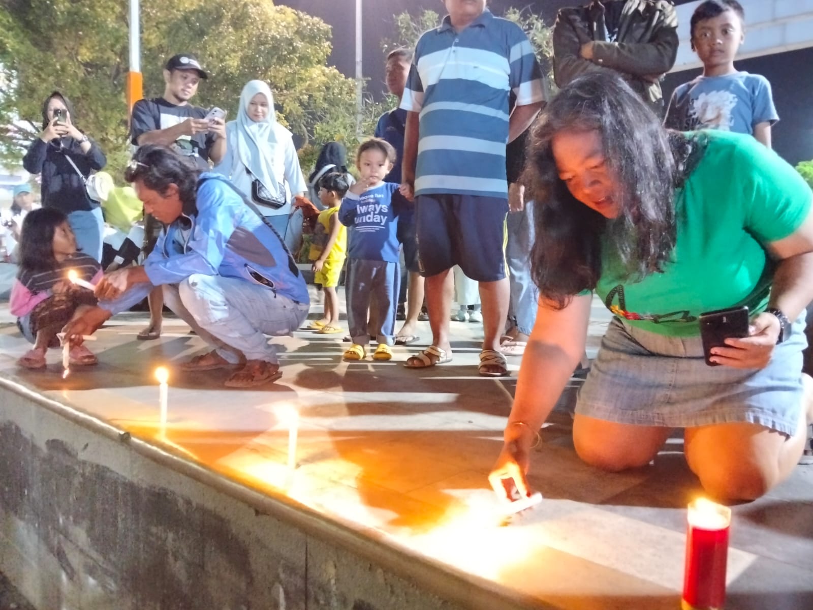 Masyarakat Pati Pasang Lilin Di Simpang lima Pati