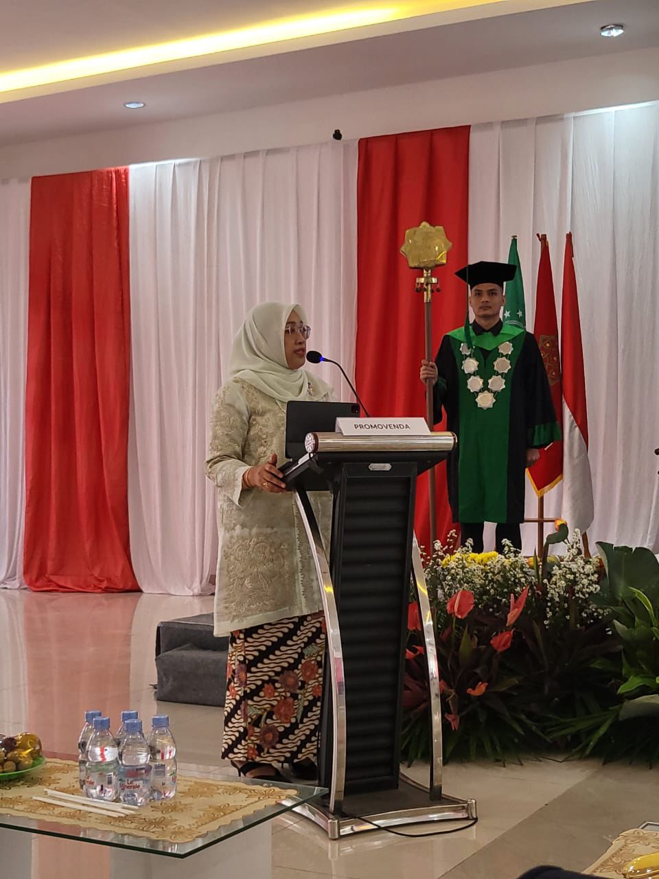 Hindun Anisah meraih Gelar Doktor