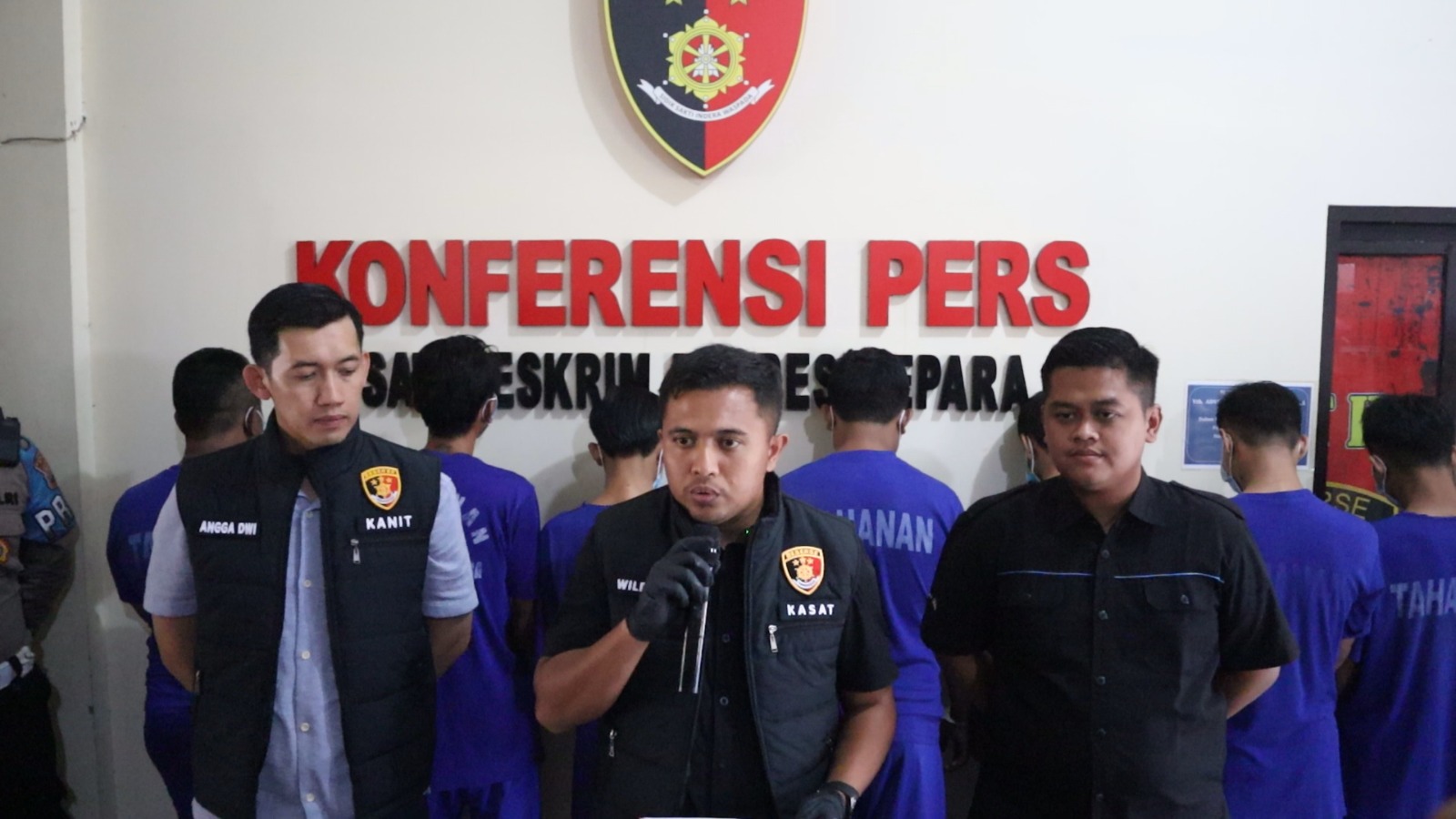 AKP Wildan didampingi Kanitidik 4 (unit PPA) Satreskrim Ipda Angga Dwi Susanto dan Kasubsipenmas Sihumas Ipda Eko Adi Prayitno saat menggelar konferensi pers di Mapolres setempat, pada Kamis (21/8/202