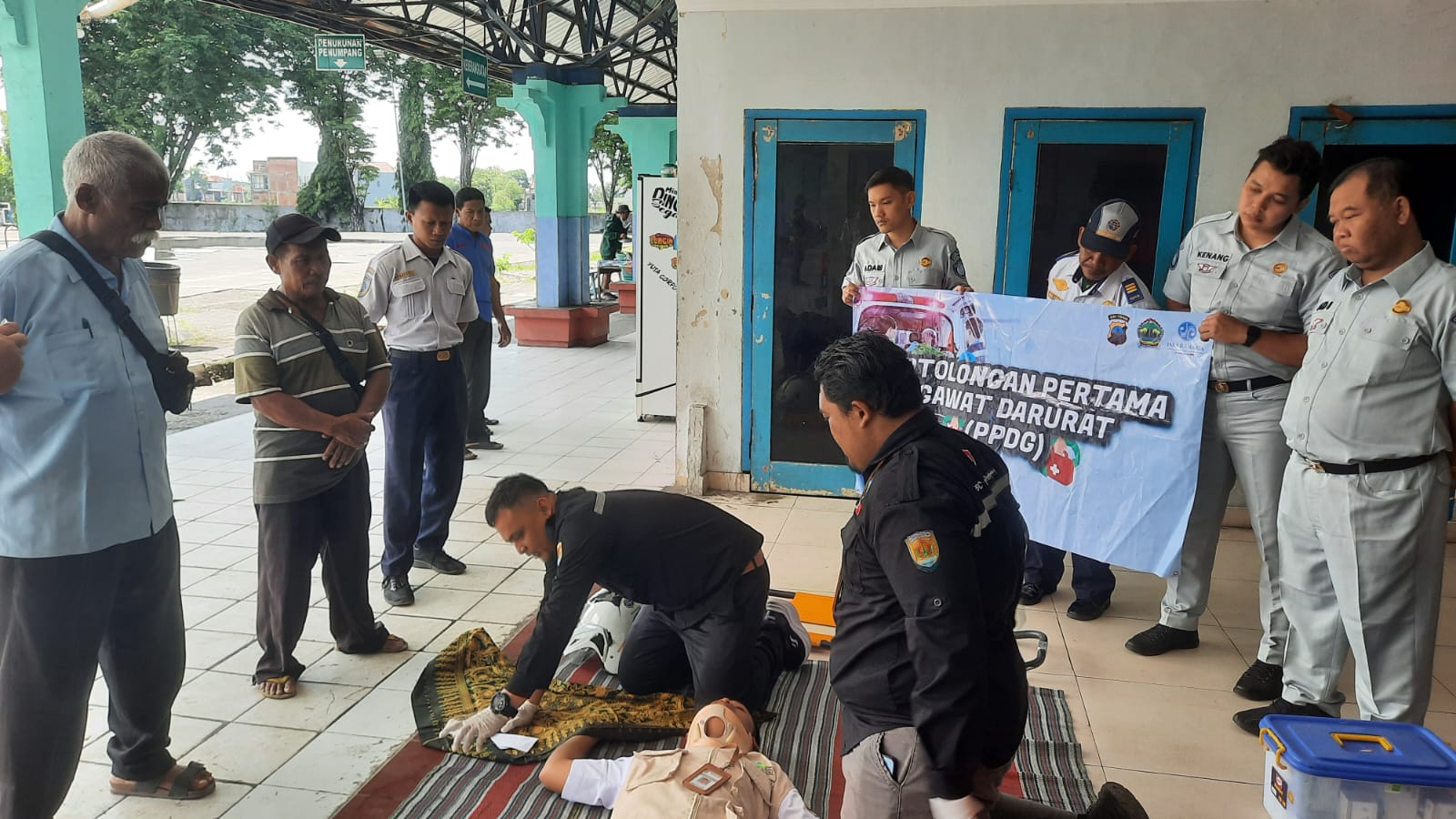 KEGAWATDARURATAN: PT Jasa Raharja dan PSC 199 Dinkes Grobogan saat membekali awak bus dengan membuat neck collar dengan alat seadanya di Terminal Purwodadi.