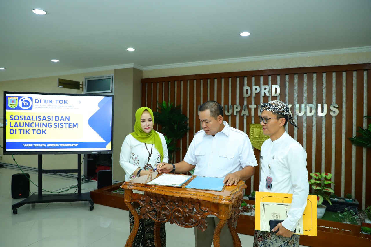 PELUNCURAN: Ketua DPRD Kudus, Masan menandatangani berita acara peluncuran sistem DI TIK TOK, pagi ini. (DPRD KUDUS UNTUK RADAR KUDUS)