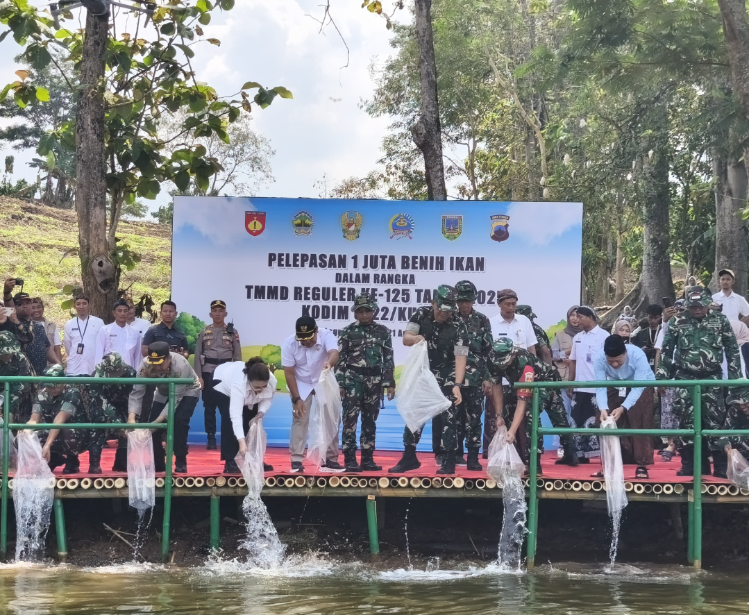 BEBAS: Bupati Kudus bersama Kodim Kudus melepaskan benih ikan ke bendungan Logung, siang ini. (ANDIKA TRISNA SAPUTRA/RADAR KUDUS)
