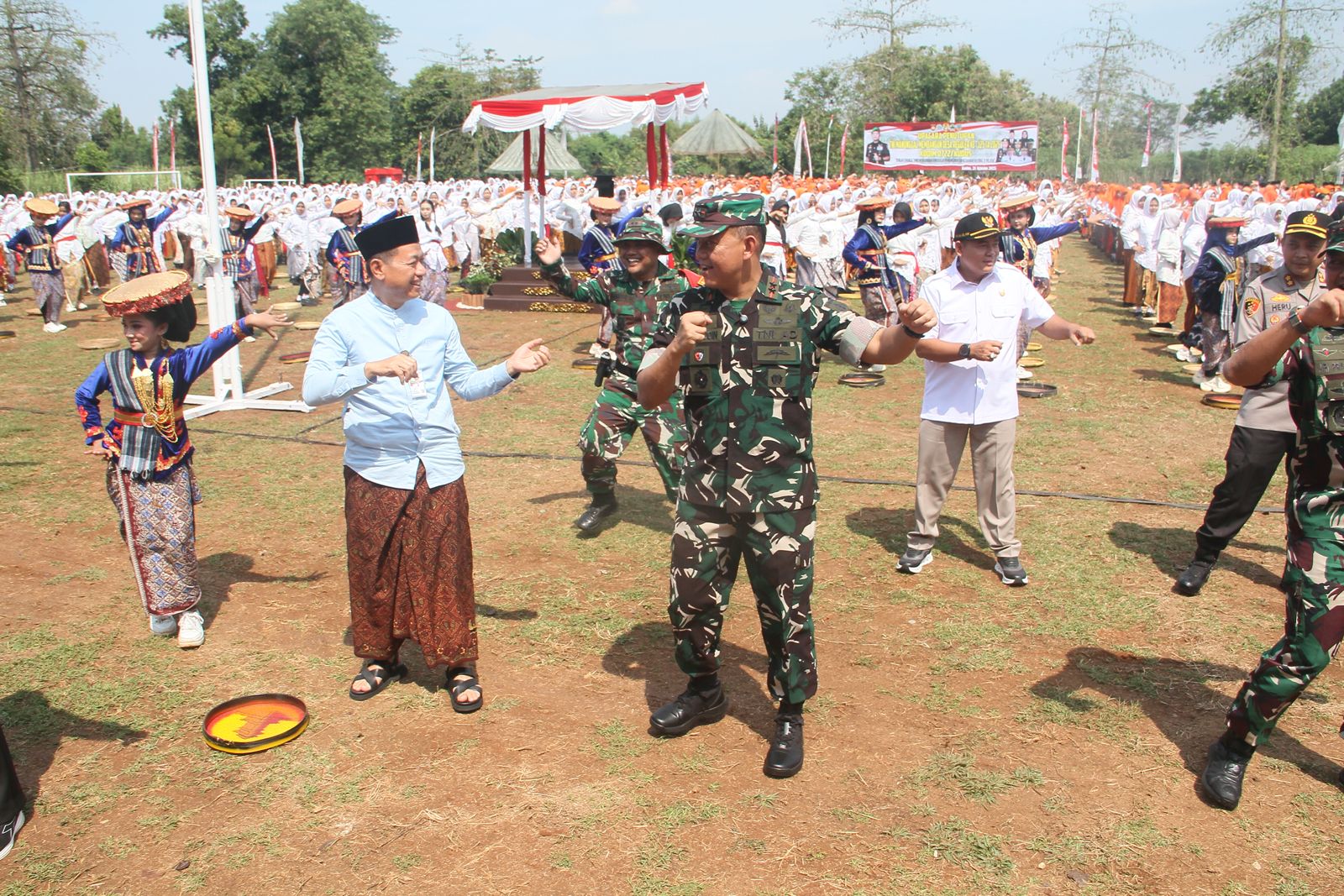 MERIAH: Siswa mengikuti pemecahan rekor MURI tari Kretek di Lapangan Desa Kandangmas.