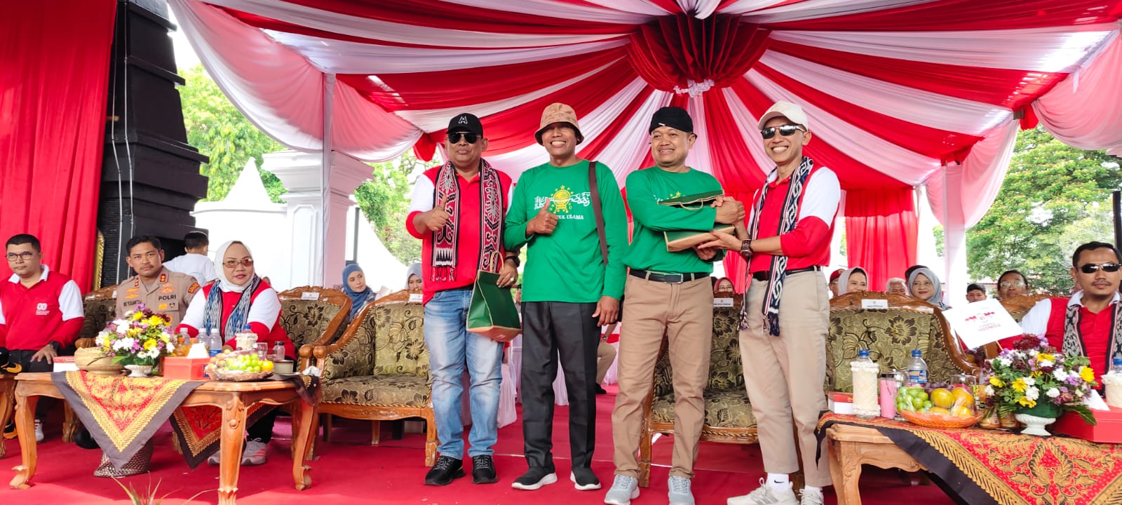 SINERGI&ndash; Wakil Ketua PC NU Grobogan Moeh Farchan Ali Imron salaman dengan Sekda Anang Armunanto (kiri) dan Bendahara PC NU Grobogan Kasman bersama Bupati Grobogan Setyo Hadi di karnaval pembangunan.