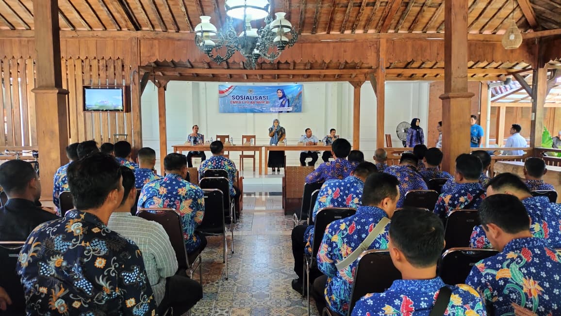 ANTUSIAS: Anggota DPR RI, Komisi V, Harmusa Oktaviani paparkan sosialisasi 4 pilar kebangsaan di Balai Pertemuan Kelurahan Kutoharjo, Rembang.