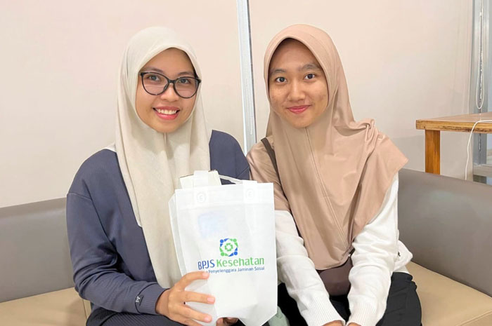 Faiza Najwa Nur Syifa (21), seorang mahasiswi didampingi adiknya&nbsp;datang ke Kantor BPJS Kesehatan Cabang Kudus mengaku sering memanfaatkan layanan JKN.
