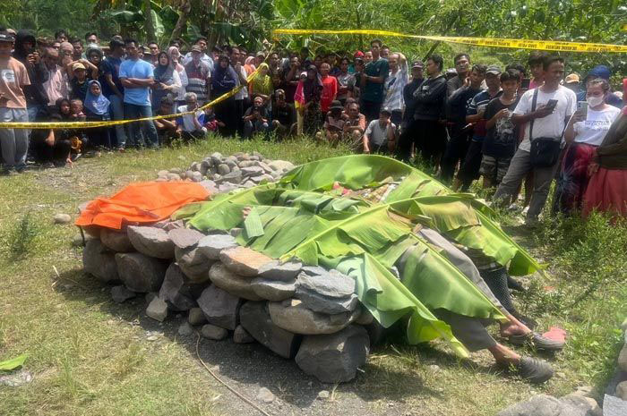BERKERUMUN: Warga berkerumun di lokasi penemuan jasad sepasang suami istri, di tepi sungai Desa Mereng, Kecamatan Warungpring Pemalang, Minggu (10/8/2025).