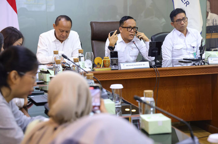 Wamenaker Immanuel Ebenezer Gerungan meluncurkan kanal buruhtanyawamen.id (BTW) di Jakarta, Senin (19/5).