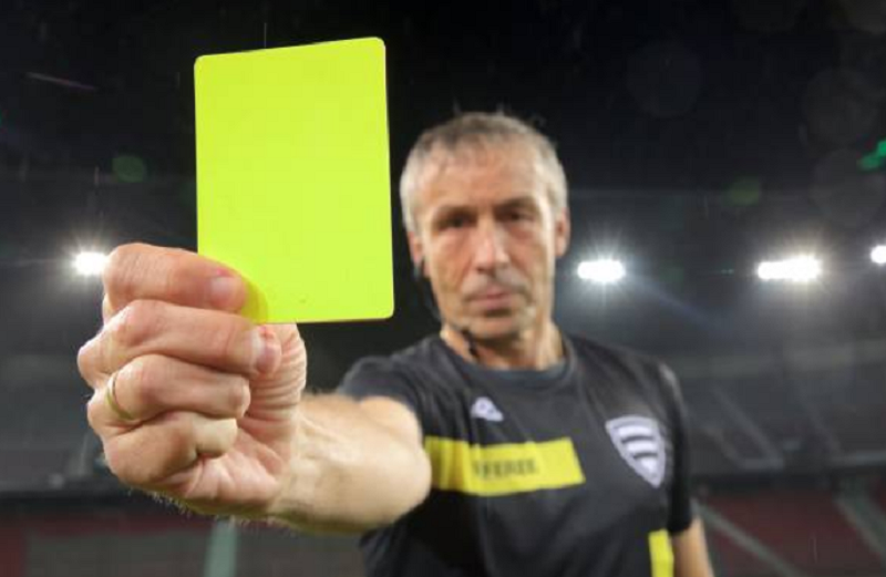 Ilustrasi foto wasit memberikan kartu kuning