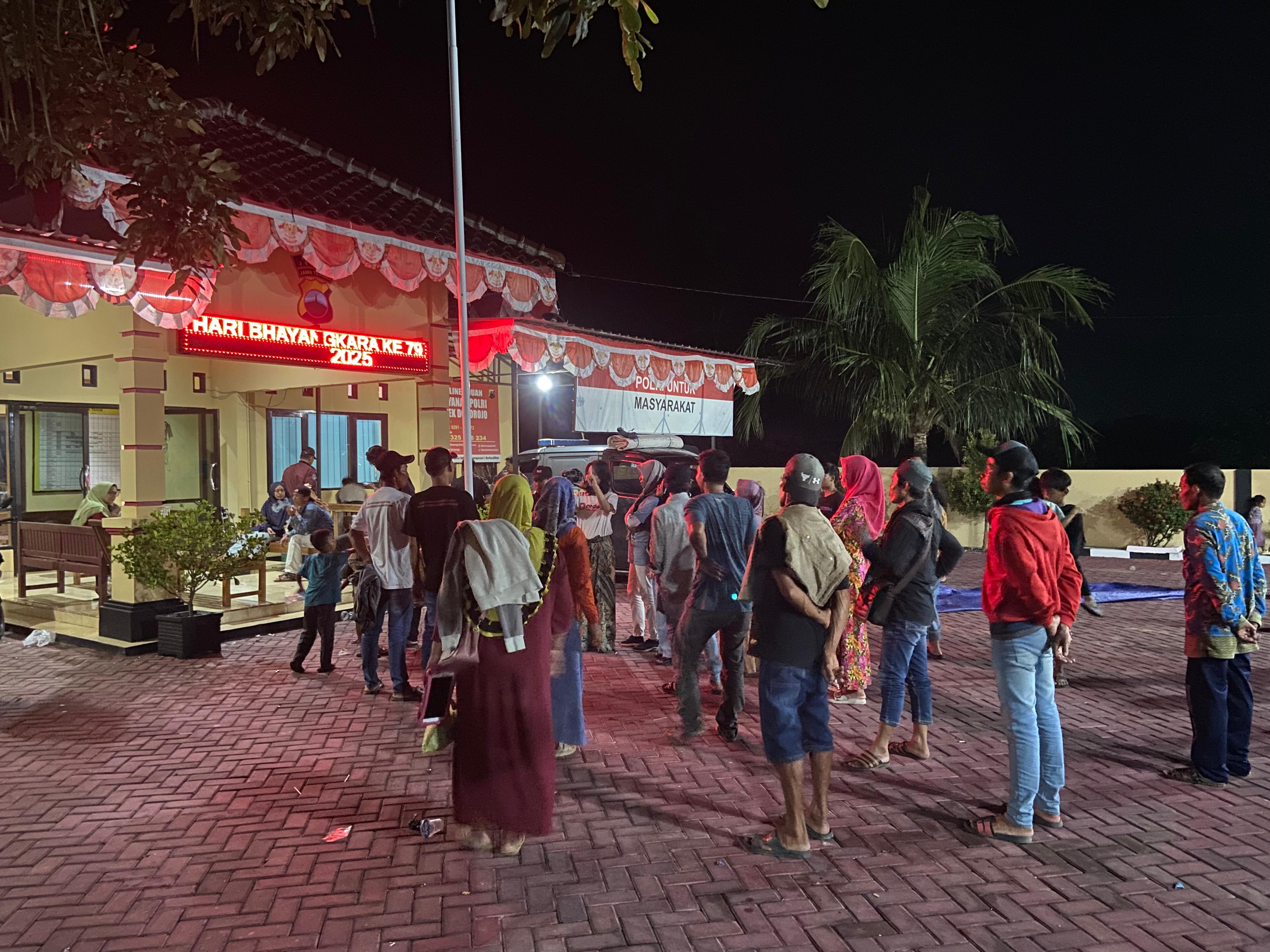 SOLID: Sejumlah warga Dukuh Toplek dan Pendem Desa Sumberrejo menggalang aksi solidaritas dengan membersamai lima aktivis yang tengah dimintai keterangan di Polsek Donorojo pada Kamis (21/8).