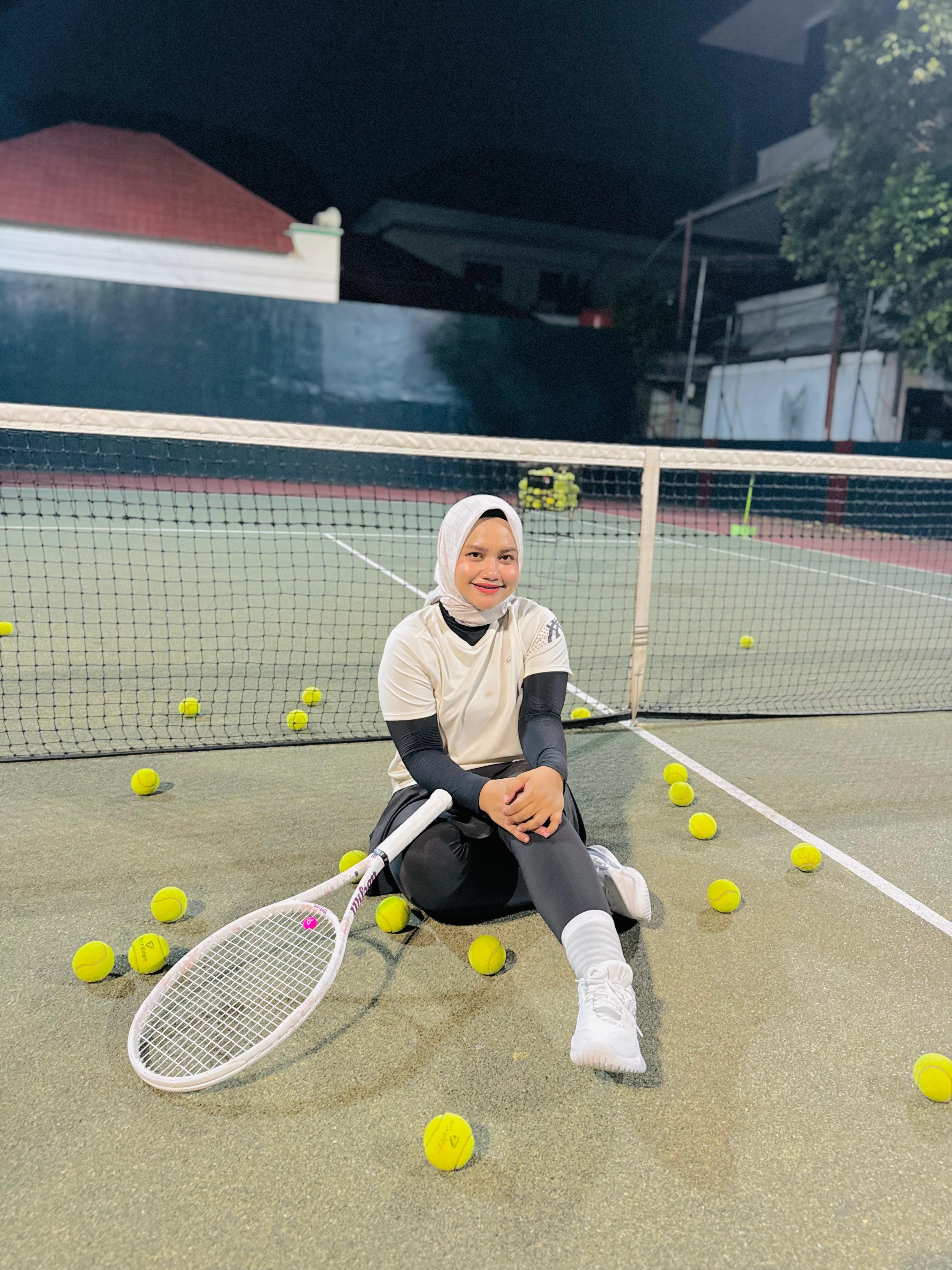 FASHION: Raket limited edition brand Wilson dipilih untuk dipakai bermain tenis.