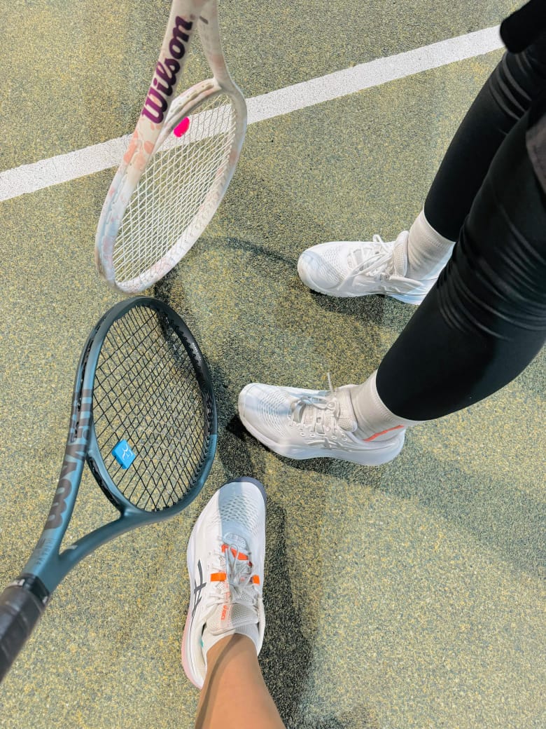 LIFESTYLE: Raket dan sepatu limited edition yang dikenakan saat olahraga tenis lapangan.