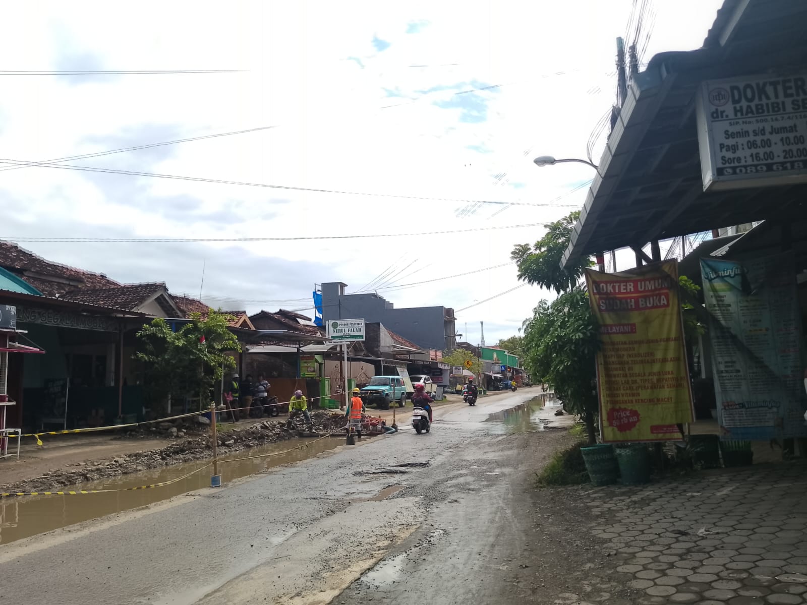 PERBAIKAN JALAN: Terlihat air hujan menggenangi jalan yang sedang dalam perbaikan di ruas Kudus-Purwodadi, belum lama ini. (ANDIKA TRISNA SAPUTRA/RADAR KUDUS)