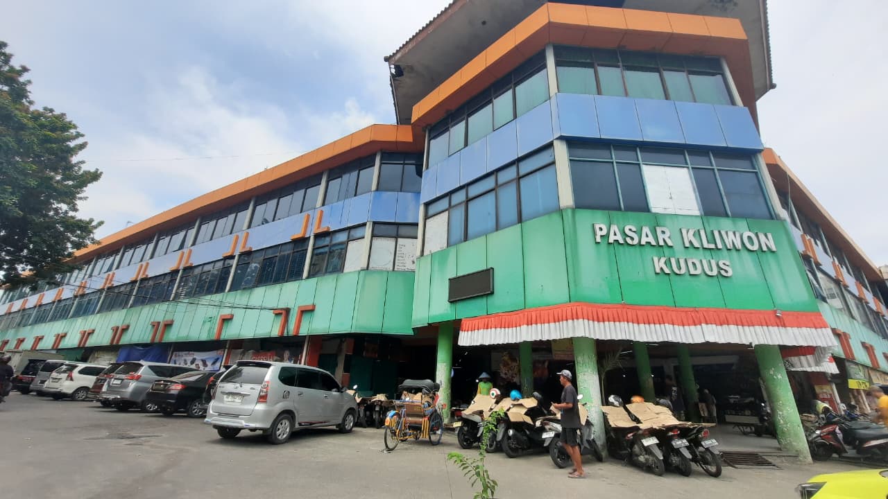 PASAR TRADISIONAL: Aktivitas disekitar Pasar Kliwon masih dipadati parkir kendaraan sepeda motor dan mobil.