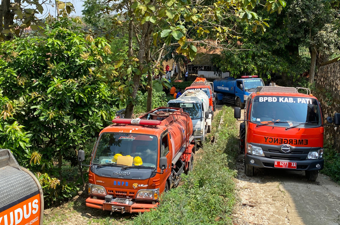 BPBD Blora Kerahkan 13 Mobil Kebakaran untuk memadamkan api kebakaran sumur minyak di Dukuh Gendono, Desa Gandu, Kecamatan Bogorejo, Jumat (22/8).