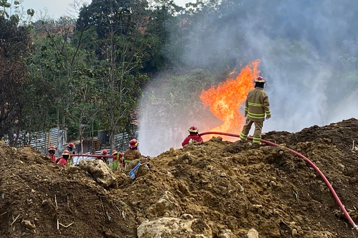 PEMADAMAN: Petugas melakukan pemadaman dengan metode penyemprotan busa dan air ke titik api.