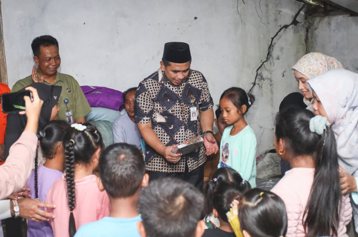 Wakil Gubenur Jawa Tengah, Taj Yasin secara simbolis menyalurkan bantuan untuk korban kebakaran&nbsp;sumur minyak di Dusun Gendono, Desa Gandu, Blora, Jumat (21/8).