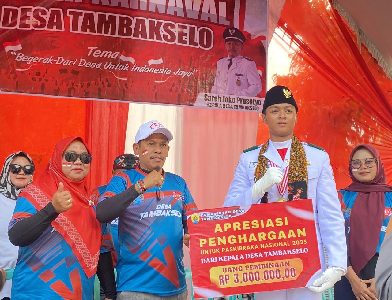 BANGGA: Kades Tambakselo saat memberikan apresiasi kepada M Rasya Alfarelhudy.