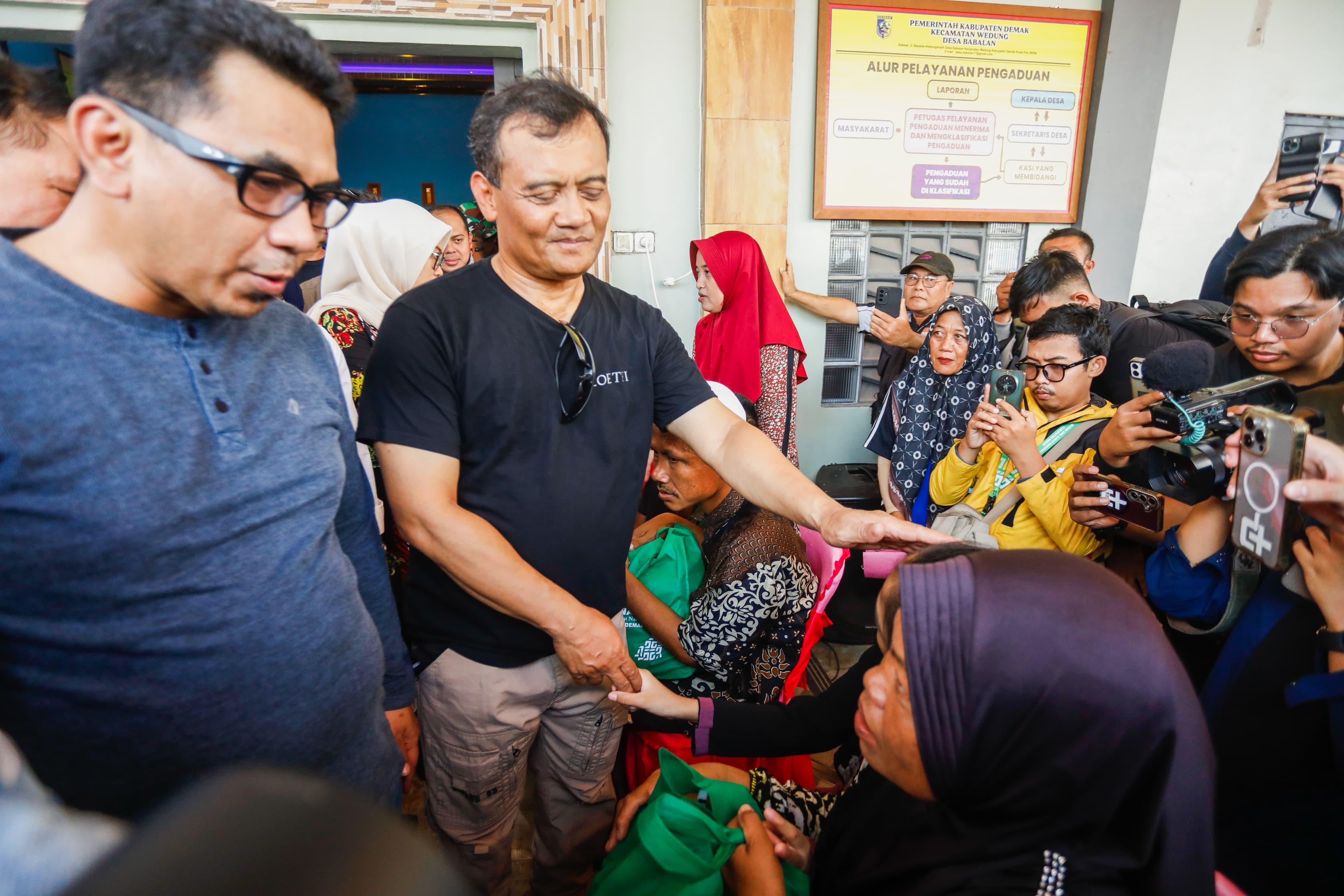 Gubernur Jawa Tengah Ahmad Luthfi dan Wakil Gubernur Taj Yasin bersama anggota Jateng Bikers Community (JBT), menyalurkan bantuan sosial (bansos) kepada warga terdampak rob di Desa Babalan, Kecamatan