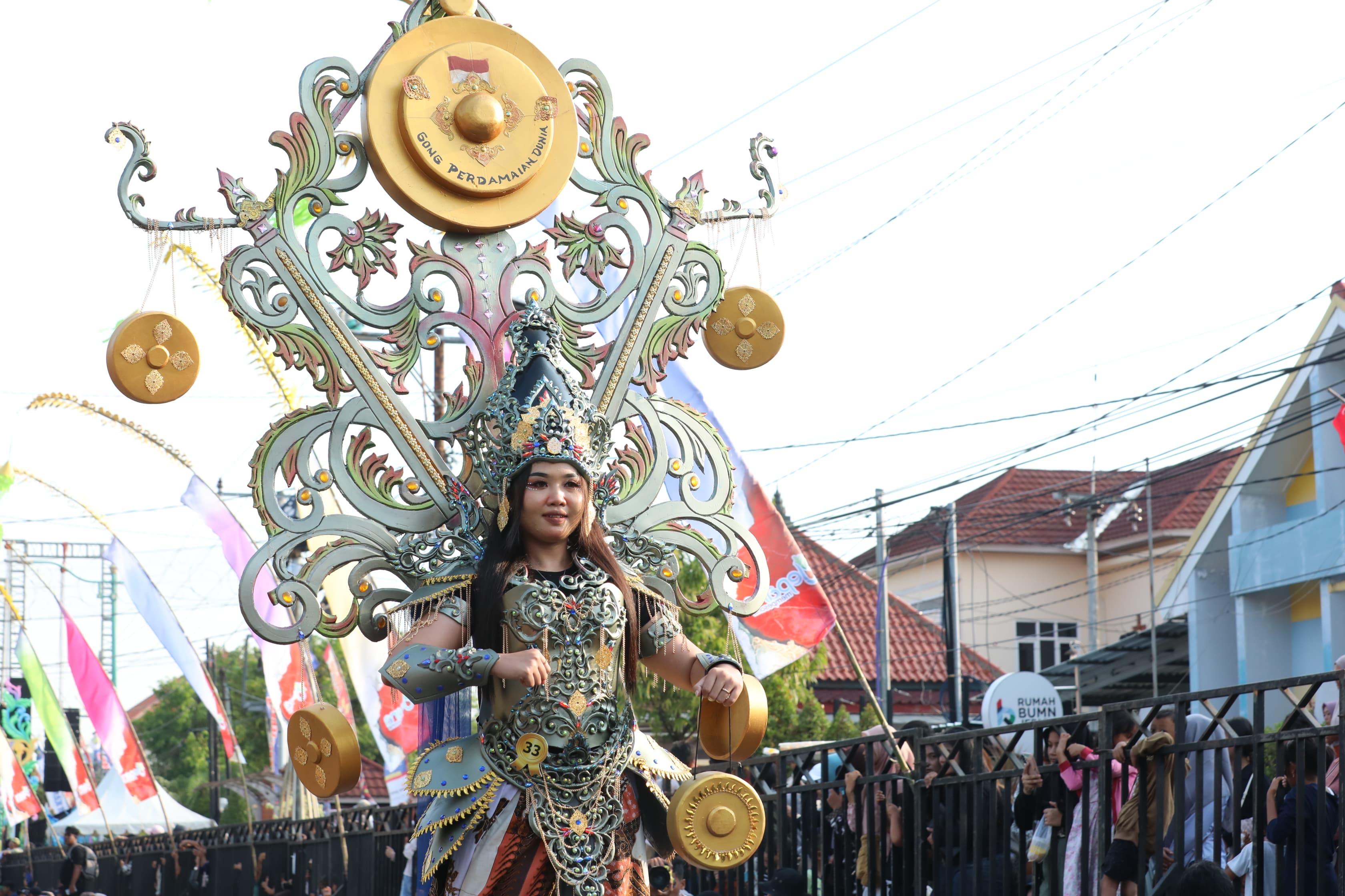 Peserta tampil dalam Jepara Art Carnival