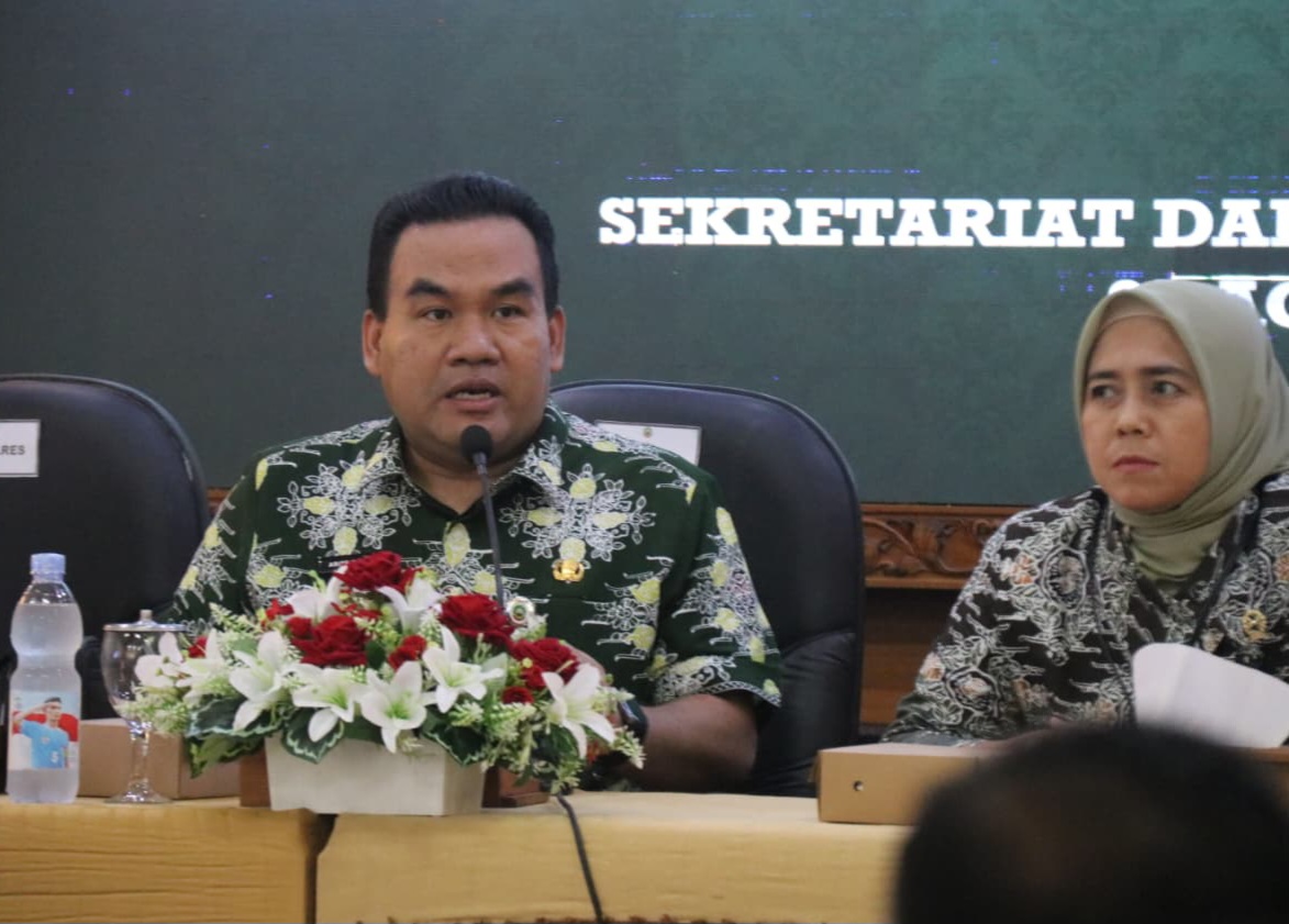 TEGAS: Bupati Blora Arief Rohman (kiri) bersama Ketua Pengadilan Negeri Blora, Nunung Kristiyani (kanan) saat rapat koordinasi penanganan kebakaran sumur minyak di Dukuh Gendono Desa Gandu, Bogorejo