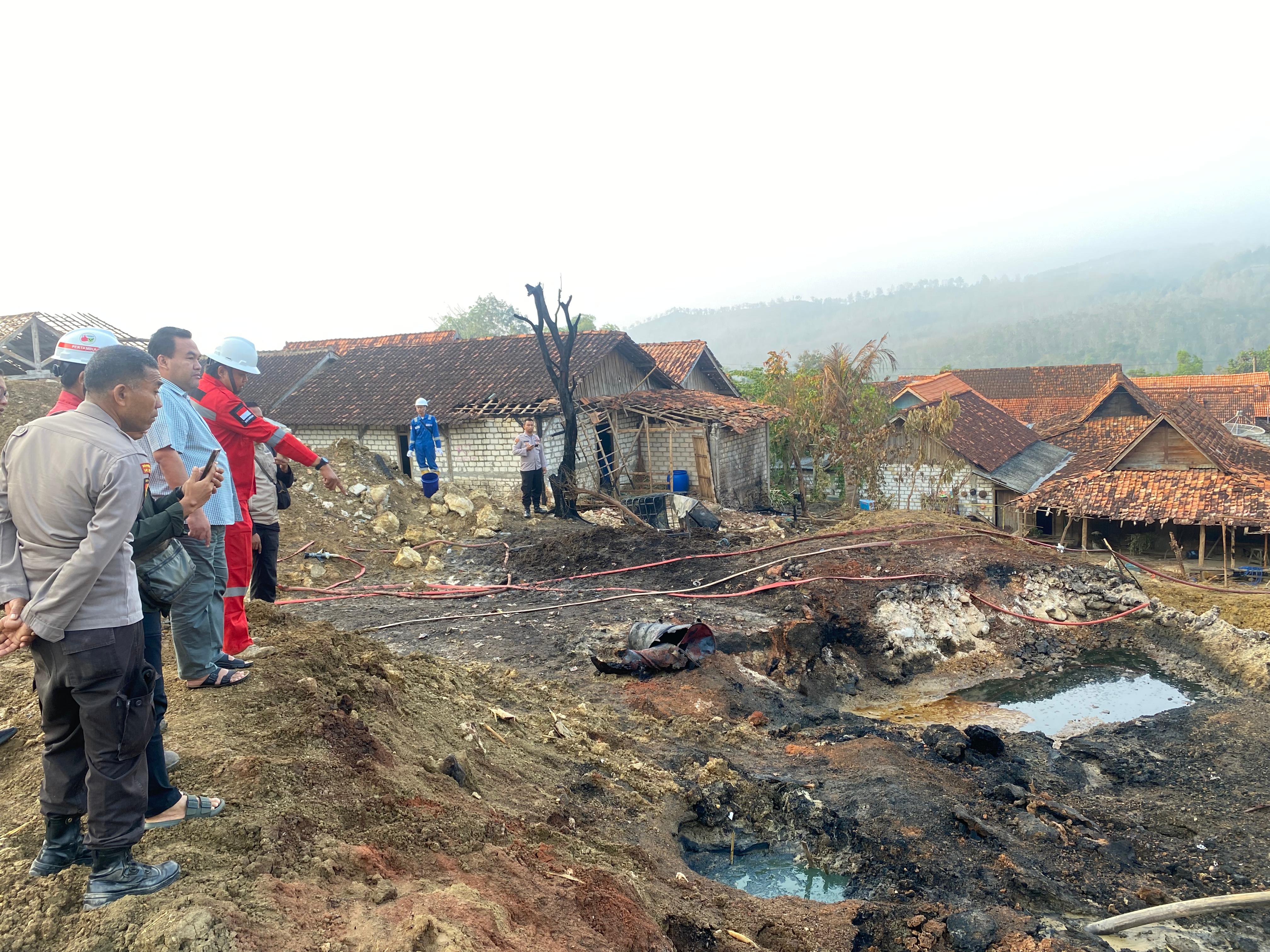 Bupati Blora Arief Rohman meninjau lokasi sumur minyak ilegal pasca kebakaran di Dukuh Gendono, Desa Gandu, Kec. Bogorejo.