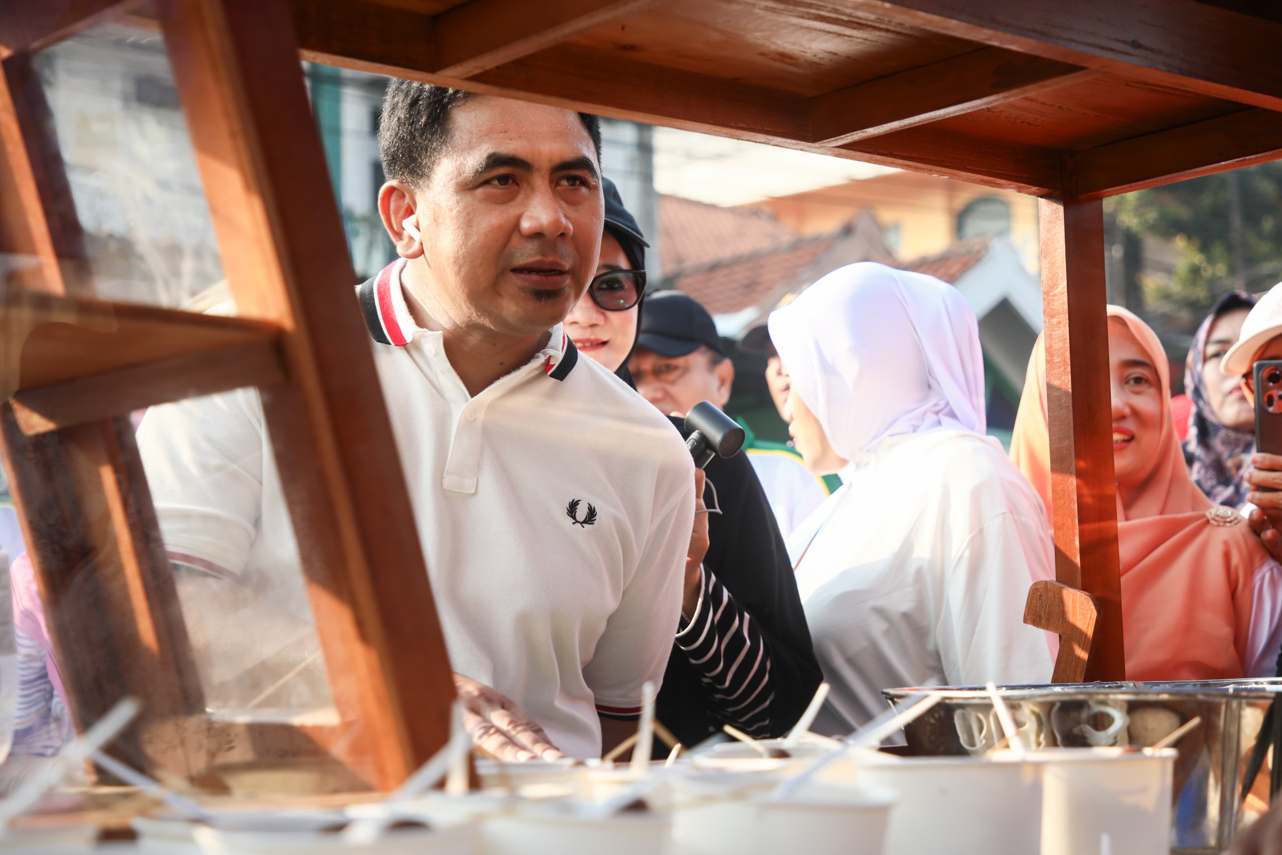 Wagub Jateng Taj Yasin  melepas Fun Walk Serta Festival 10.000 Mangkok Soto Rekor Muri dalam Rangka Peringatan Hari Jadi Jateng Ke 80 Tahun 2025 di Alun-Alun Kab Jepara. (Minggu, 24/08/2025).