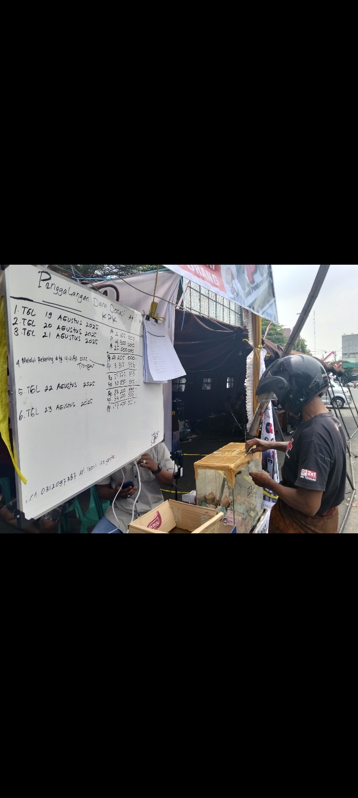NGGANDUL: Uang ratusan juta rupiah terpampang di papan donasi Aliansi Masyarakat Pati Bersatu yang berada di Kawasan Simpang Lima Pati pada Minggu (24/8).