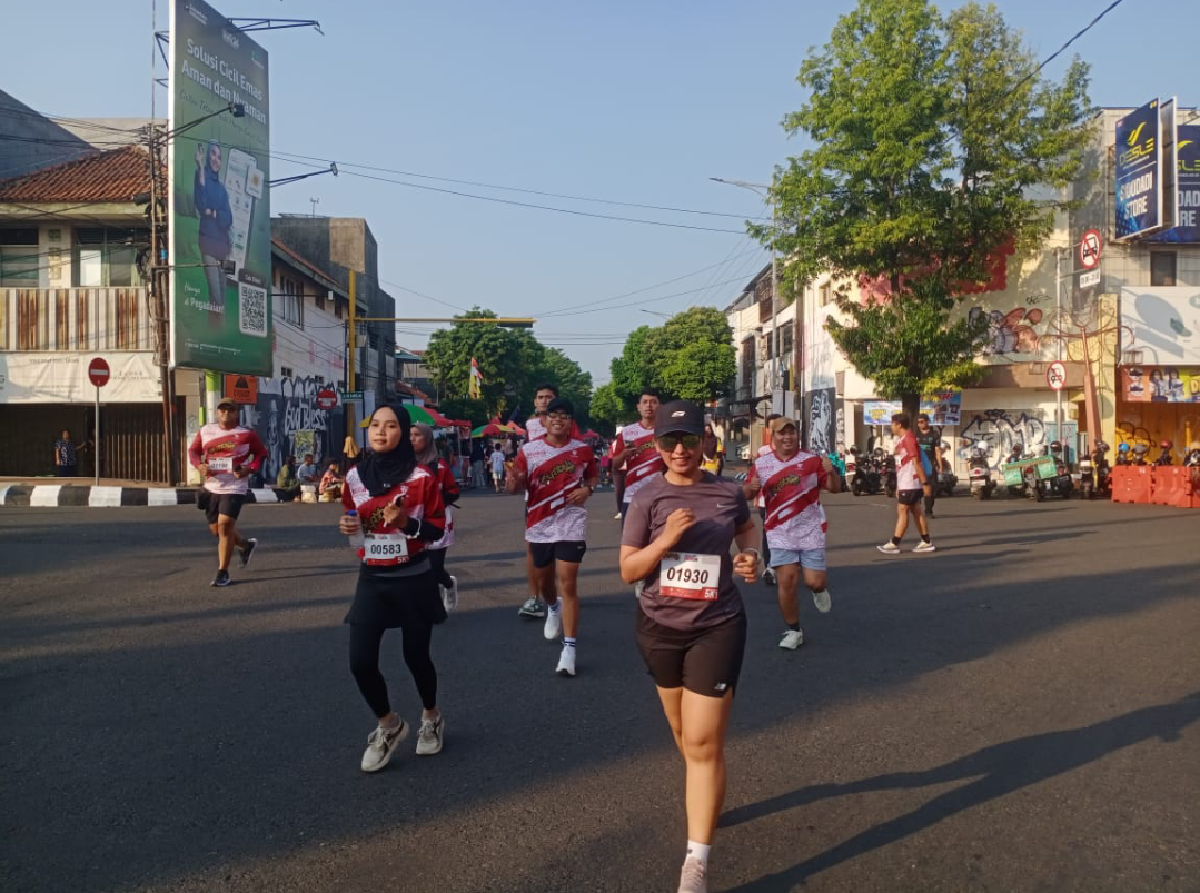 LARI: Peserta lari terlihat senang dan semangat saat hampir sampai garis akhir, pagi ini. (ANDIKA TRISNA SAPUTRA/RADAR KUDUS)