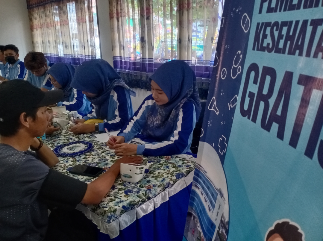 CEK KESEHATAN: Cek kesehatan yang berlangsung di acara Milad ke-27 PAN Kudus, Minggu (24/8). (ANDIKA TRISNA SAPUTRA/RADAR KUDUS)
