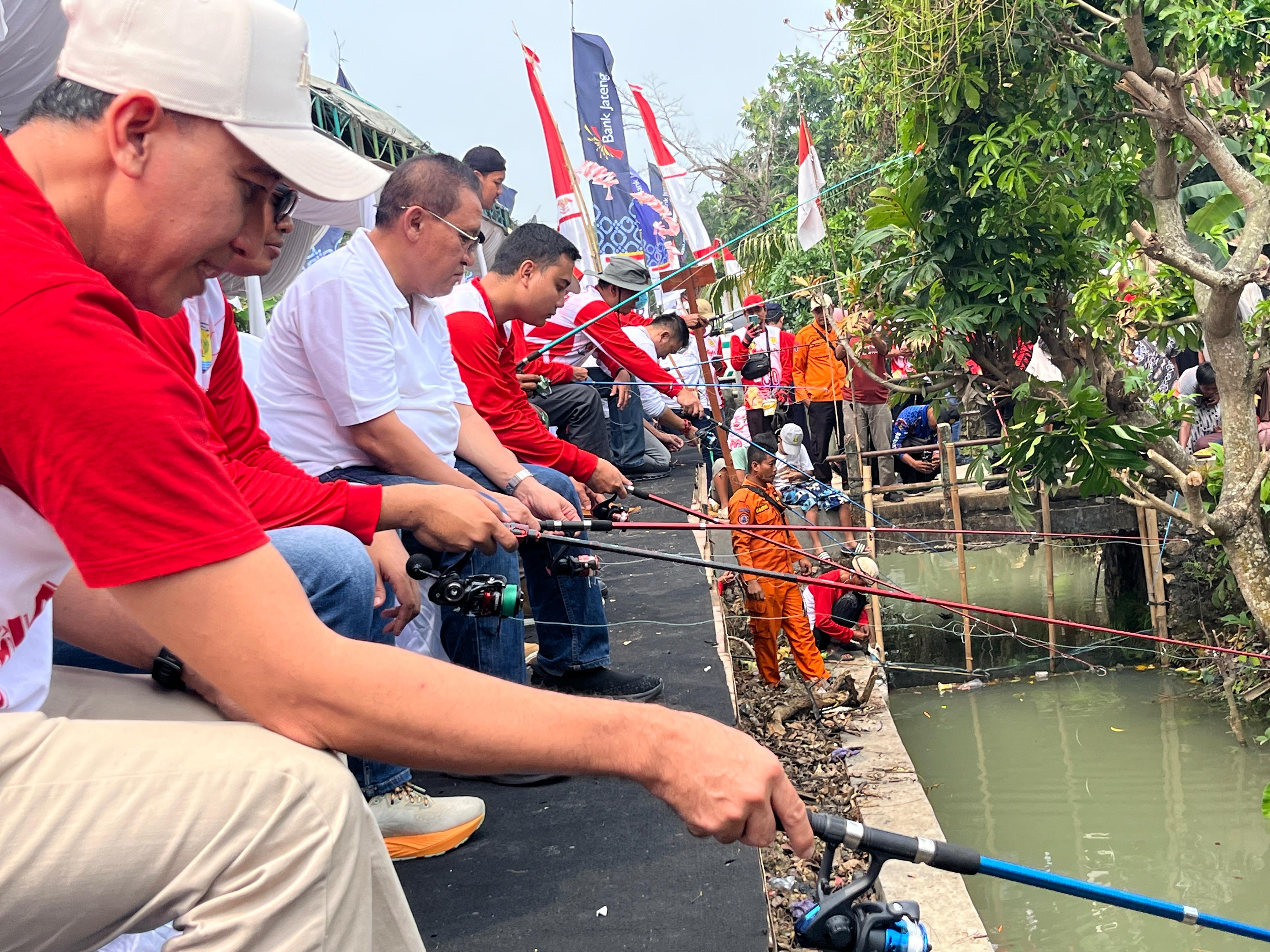 MANCING MERDEKA &ndash; Wabup Grobogan Sugeng Prasetyo (kaos putih) bersama Sekda Grobogan Anang Armunanto (kiri) dan forkopinda mancing Merdeka dengan ribuan warga Desa Tunjungrejo, Kecamatan Ngaringan