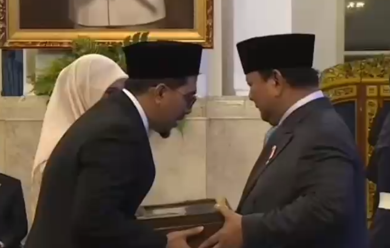Mbah Moen diwakili Gus Idror menerima tanda jasa dan tanda kehormatan bintang mahaputra utama dari Presiden Prabowo Subianto