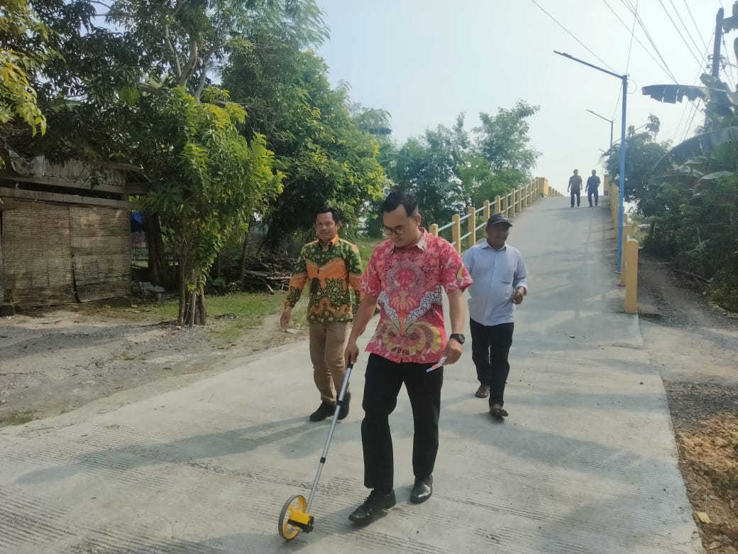 MONEV: Tim gabungan saat melakukan monev infrastuktur sumber dana desa.