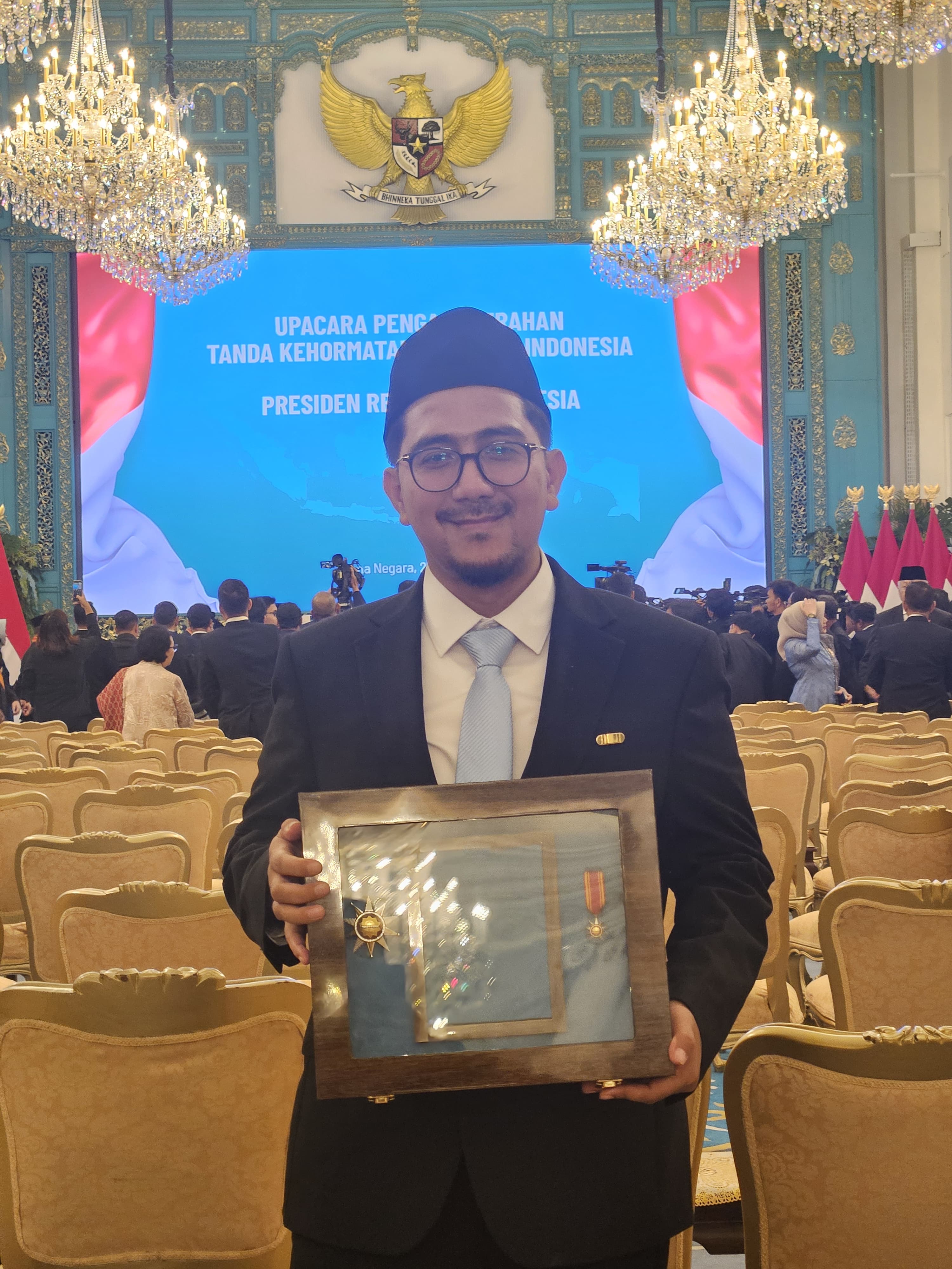 KH Muhammad Idror Maimoen, salah satu putra almarhum KH Maimoen Zubair, hadir mewakili ahli waris saat penyerahan tanda jasa dan kehormatan Bintang Mahaputera Utama di Istana Negara, Senin (25/8).