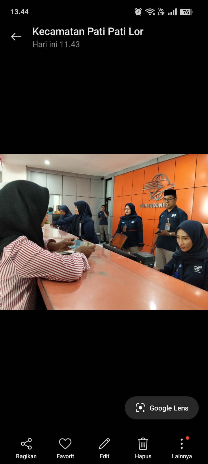 SETOR: Warga Pati membayar biaya pengiriman surat ke KPK di Kantor Pos Pati pada Senin (25/8)