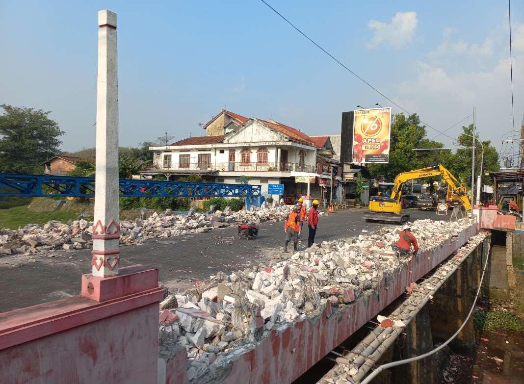 BONGKAR: Jembatan Kali Kanal Saripan mulai dibongkar pada Senin (25/8).
