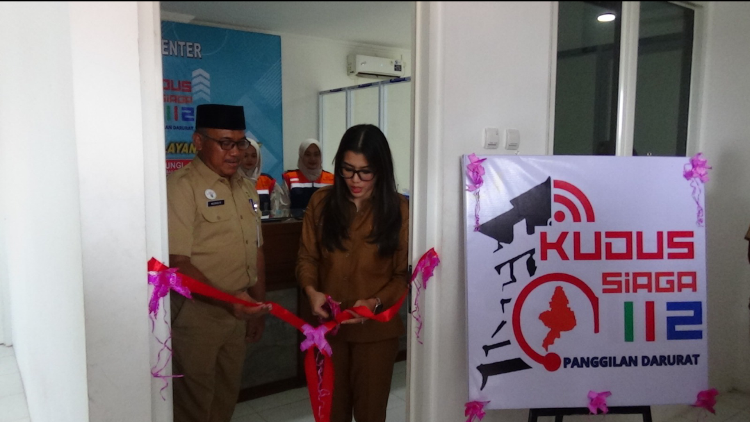 RESMI: Wabup Kudus, Bellinda dan Kalakhar BPBD, Mundir melakukan potong pita sebagai simbolis peluncuran Kudus Siaga 112, siang ini. (ANDIKA TRISNA SAPUTRA/RADAR KUDUS)