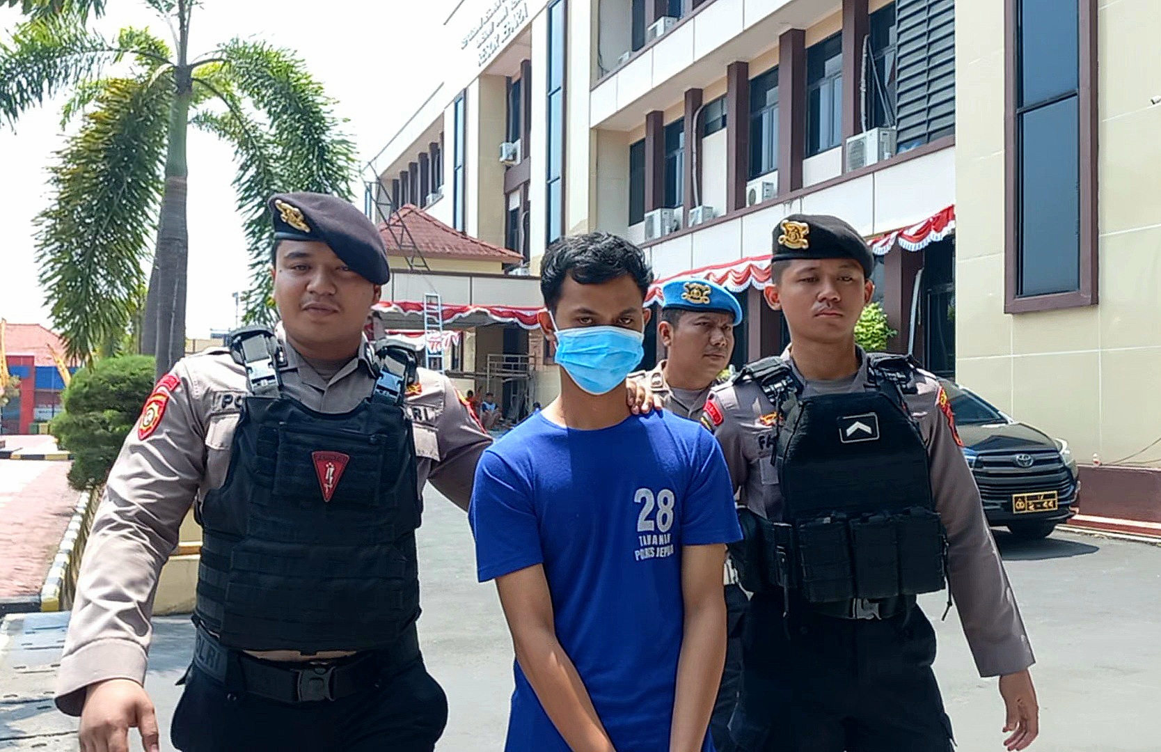 LESU: Tersangka, Muhammad Said Abdillah, digelandang ke Rutan Mapolres Jepara pada Senin (25/8).