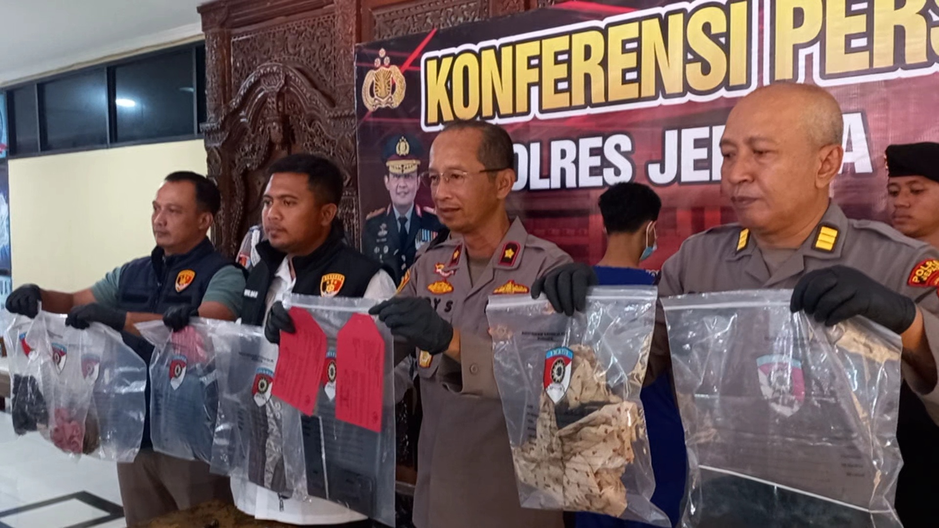 TERUNGKAP: Sejumlah barang bukti atas peristiwa Open BO berujung pembunuhan di Buaran, Mayong.