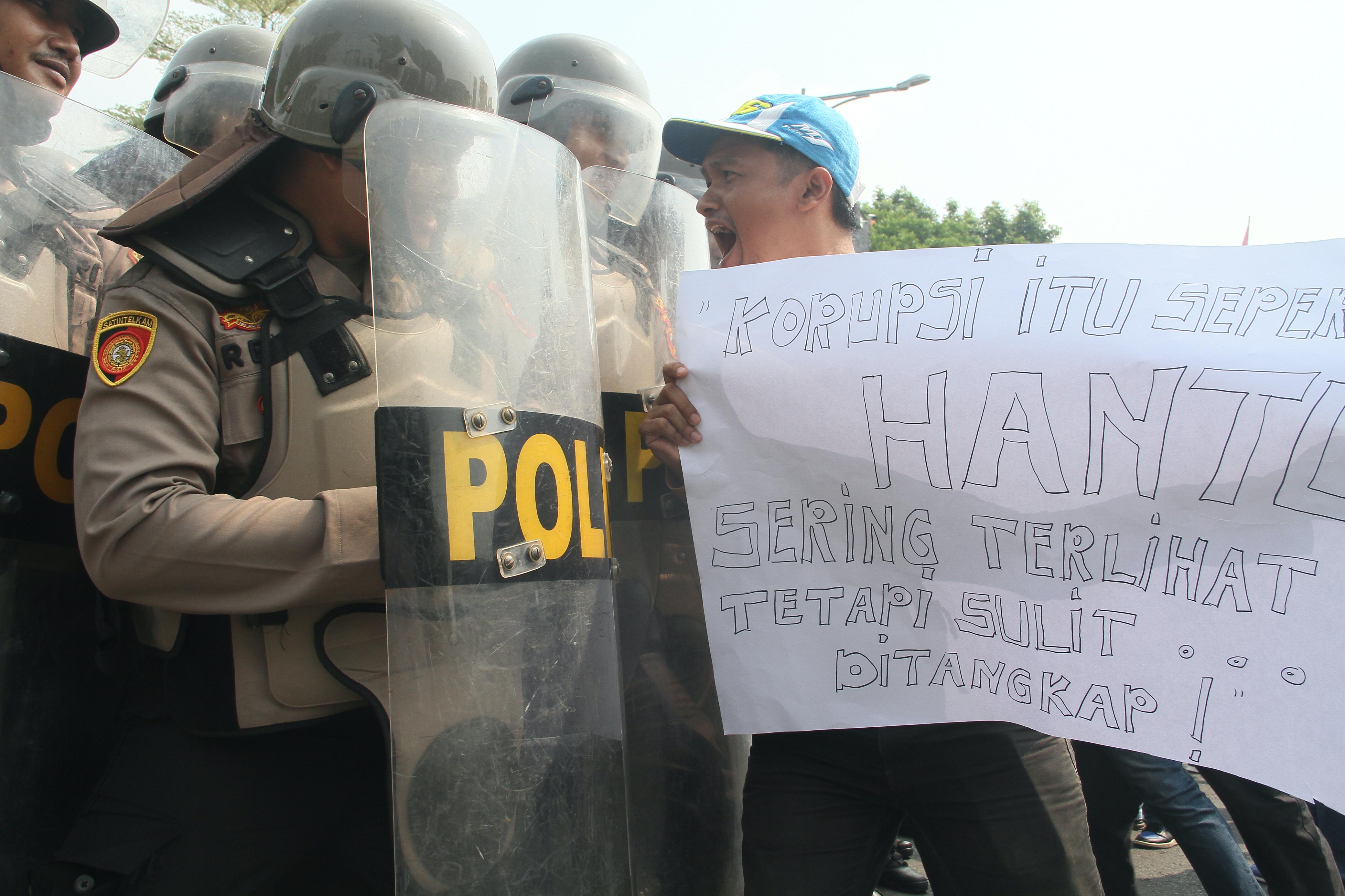 DIREDAM: Polisi mensimulasikan latihan pemeliharaan pengamanan unjuk rasa di depan Kantor Bupati Kudus.