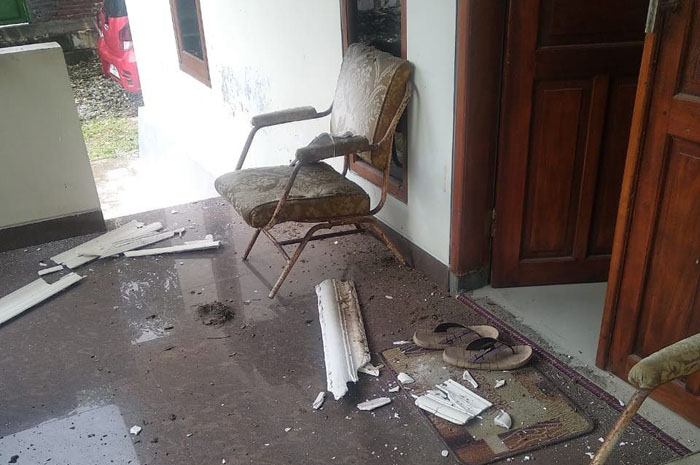 TERKENA DAMPAK: Postingan Mahendrayulfitra yang mempelihatkan plafon rumah hancur diduga dampak dari sound horeg. &nbsp;