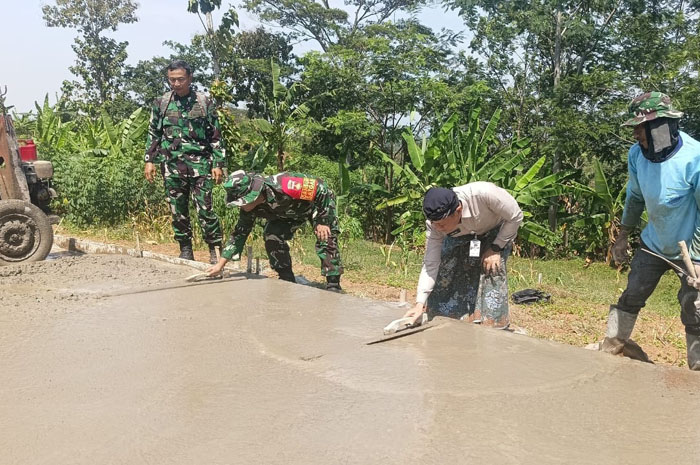 Satgas TMMD 125 Kodim 0722/Kudus bersama warga Desa Kandangmas mengerjakan betonisasi jalan usaha tani.