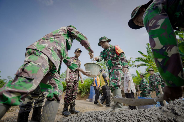Dansatgas TMMD 125 Kodim 0722/Kudus bersama warga Desa Kandangmas bergotong royong menyelesaikan program JUT.