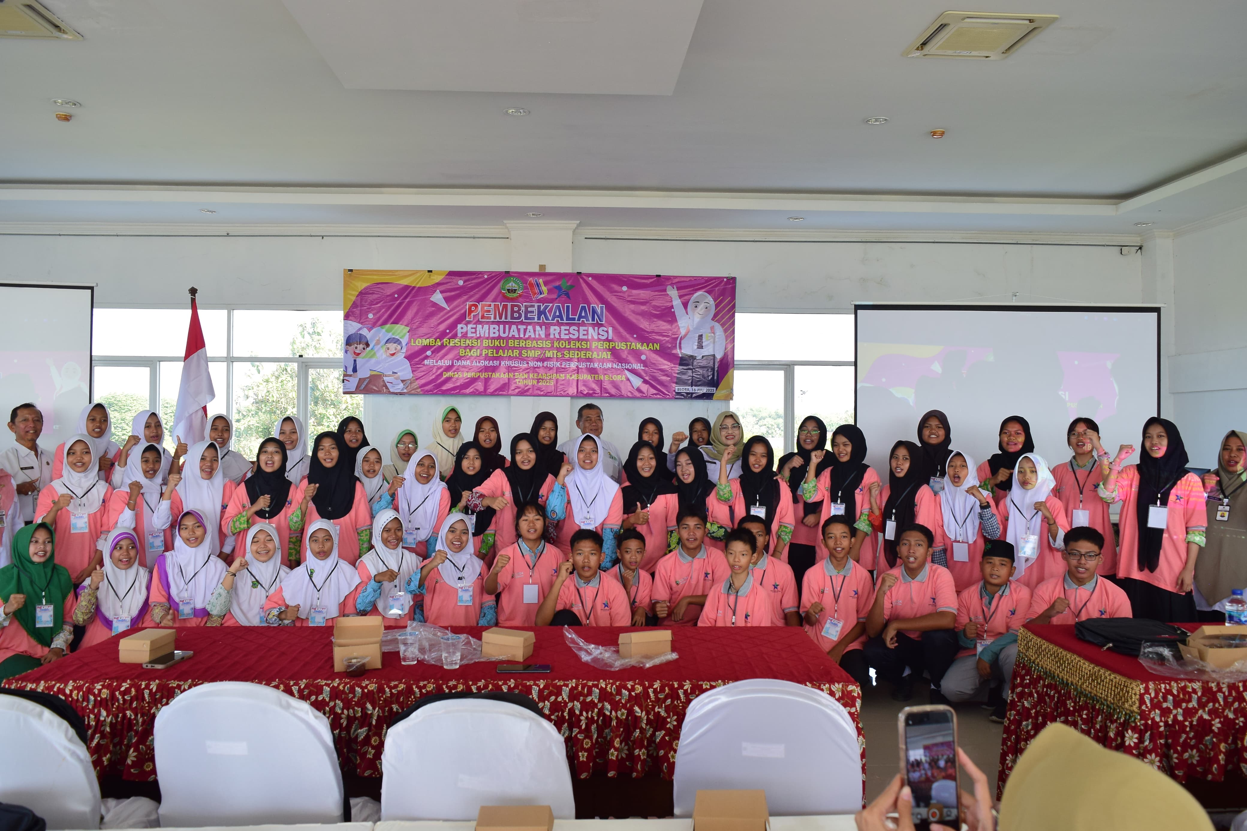 BELAJAR LITERASI : Para peserta mendapat pelatihan dari para ahli literasi sebelum melakukan resensi di Perpustakaan Daerah Blora.
